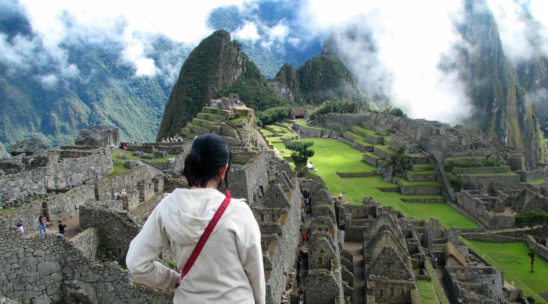Viajera explora Perú. Voluntaria explorando Machu Picchu.